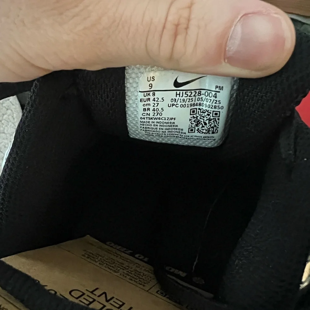 Nike V5 RNR Silver and Black Shoes - Picture 5 of 5